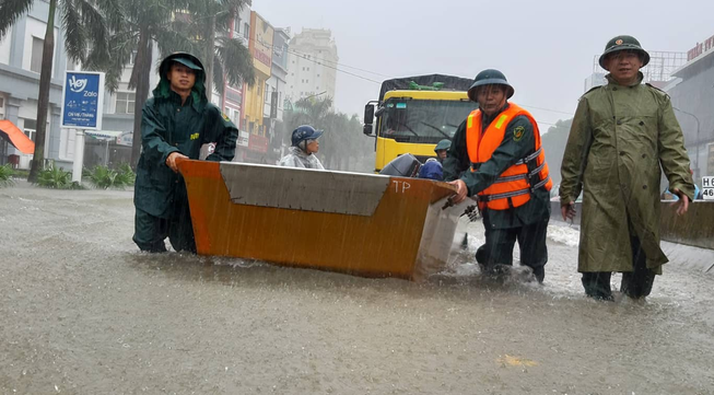 Mưa trắng trời, đường ở TP Vinh ngập như sông