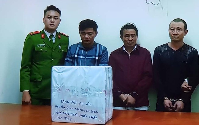 Giấu hơn 10 bánh heroin, 21.000 viên hồng phiến dưới mái ngói