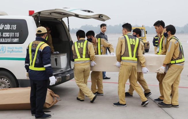 Thi hài, tro cốt 23 nạn nhân người Việt ở Anh về đến quê nhà