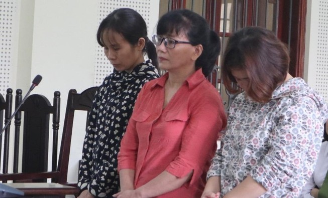 Nữ cán bộ giúp 2 phụ nữ lừa chạy việc ngành y