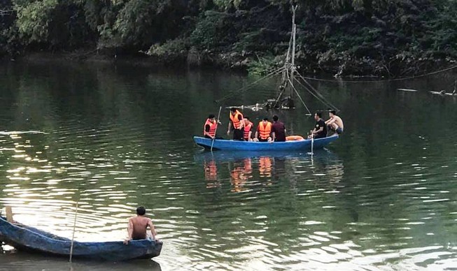 Tìm được thi thể cha và con gái vụ lật thuyền chở 7 người