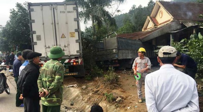 Xe container tông vào tận giường ngủ nhà dân