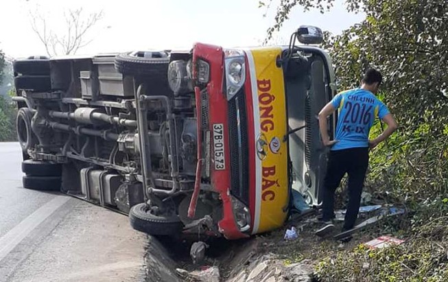 Lật xe buýt, hành khách đập kính chui ra ngoài