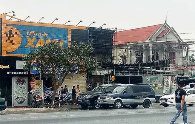 Cháy lớn ở siêu thị, lửa lan sang cửa hàng Thế Giới Di Động