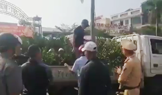 Xôn xao clip người đàn ông chặt cây quất tết trước mặt công an