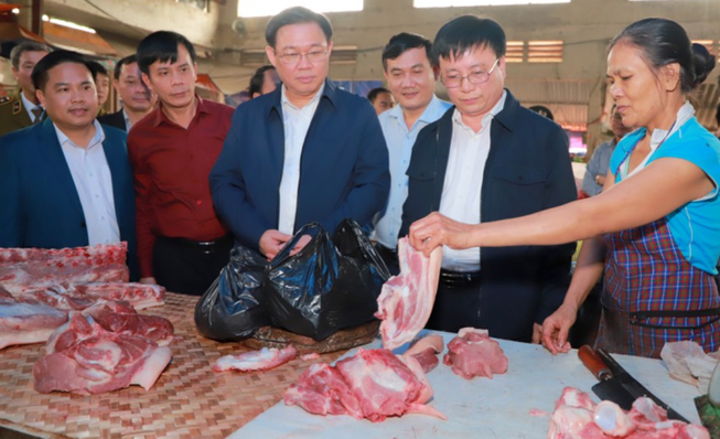 Phó Thủ tướng Vương Đình Huệ ‘vi hành’ chợ cuối năm