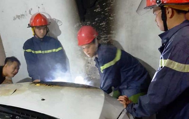 Xe hơi bất ngờ bốc cháy mùng 1 tết