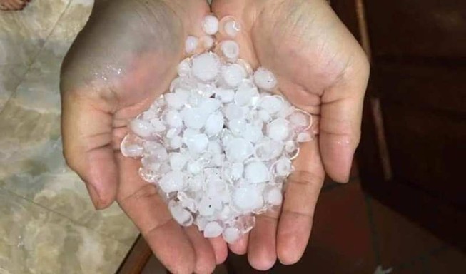 Bất ngờ xảy ra mưa đá kèm lốc xoáy mùng 1 tết