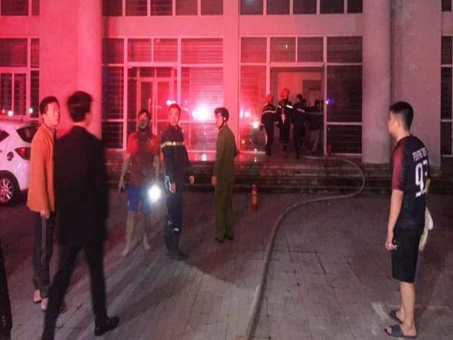 Cháy khu nhà ở sinh viên, 7 người bị kẹt trên tầng 8
