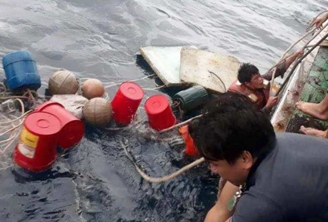 Tàu chìm, 6 ngư dân ôm can nhựa giữa biển