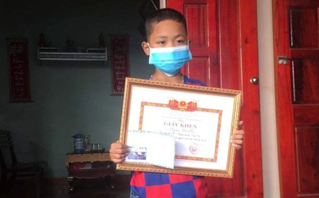 8 tuổi dũng cảm, nhanh trí dùng sào cứu 2 người khỏi chết đuối