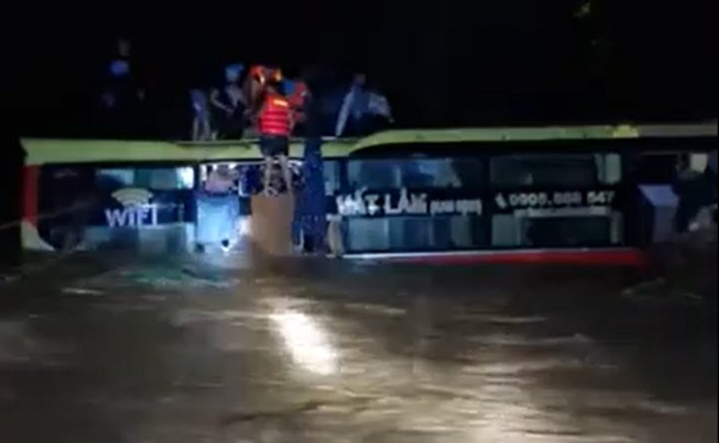 Hình ảnh trắng đêm giải cứu 20 người trên xe khách bị lũ cuốn