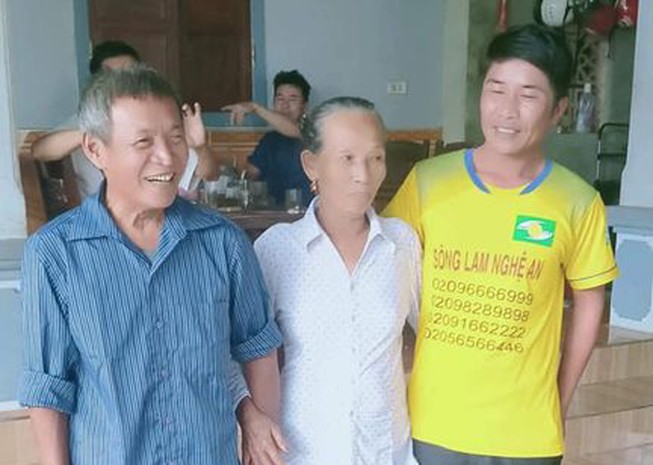 Anh thợ hồ cứu 3 người bị lật thuyền giữa dòng nước xiết