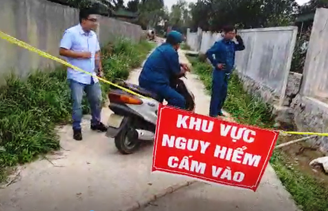 Phát hiện quả bom dài 1,5m trong vườn của người dân