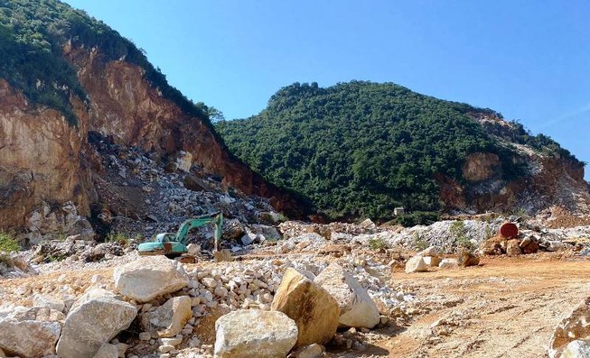 Sạt lở ở mỏ đá, 2 người thương vong