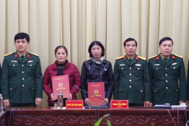 Vợ của 4 liệt sĩ đoàn 337 được tuyển dụng vào quân đội