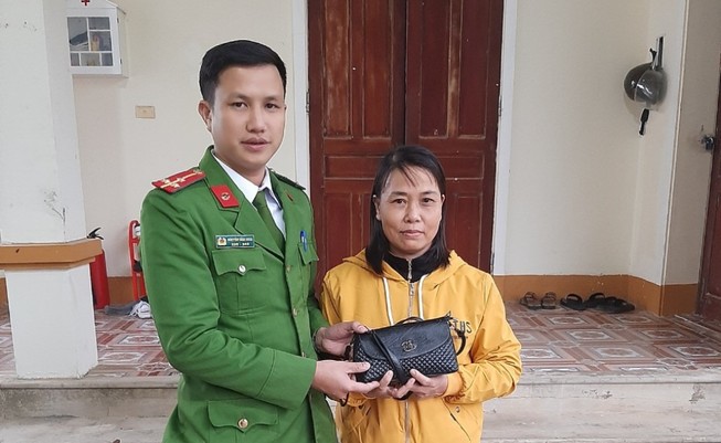 Công an tìm được túi tiền của người phụ nữ treo nhầm xe máy