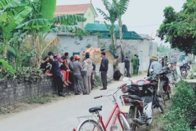 Thi thể 2 cha con ôm nhau gần người vợ trọng thương ở nhà