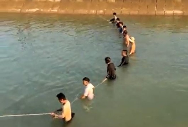 Đốt lửa tìm học sinh lớp 3 mất tích trên sông