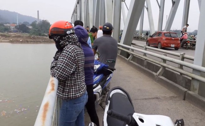 Thấy 1 phụ nữ lao xuống sông trong đêm rét, không ai dám cứu
