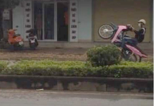 Công an đã tìm ra 1 thanh niên chạy xe máy 'bốc đầu'
