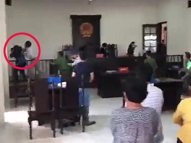 Khởi tố 2 người đánh nhà báo và KSV tại tòa Bình Chánh