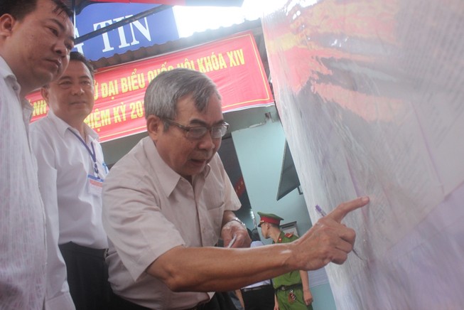 Miền Tây: Dù trời mưa, hàng ngàn cử tri vẫn đi bỏ phiếu từ rất sớm