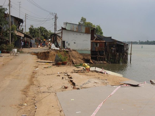 14 nhà trôi sông, An Giang ban bố tình trạng khẩn cấp