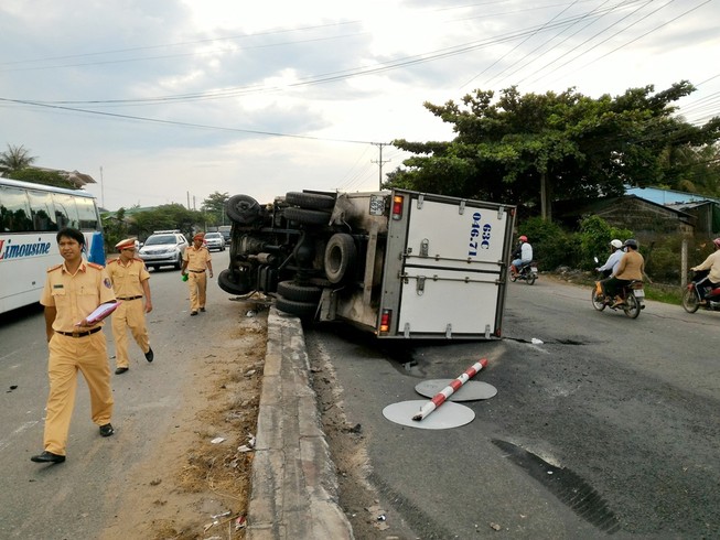 Xe tải lật ngang, nằm trên dải phân cách