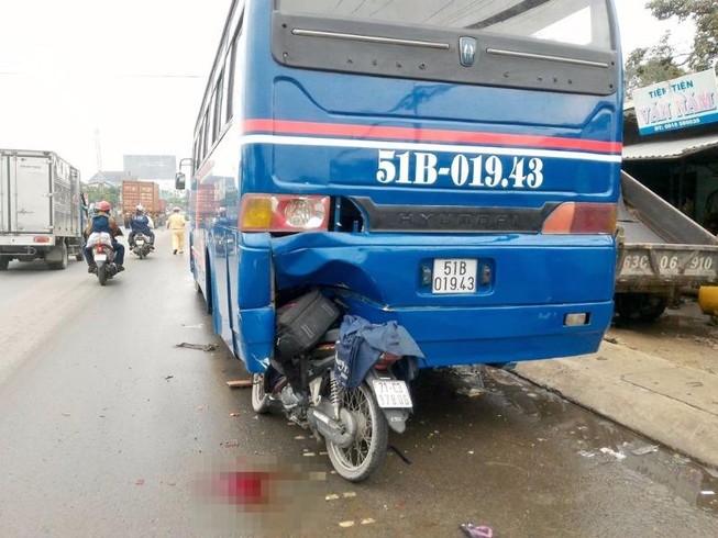 Xe máy dính chặt vào đuôi ô tô khách đang dừng sửa chữa