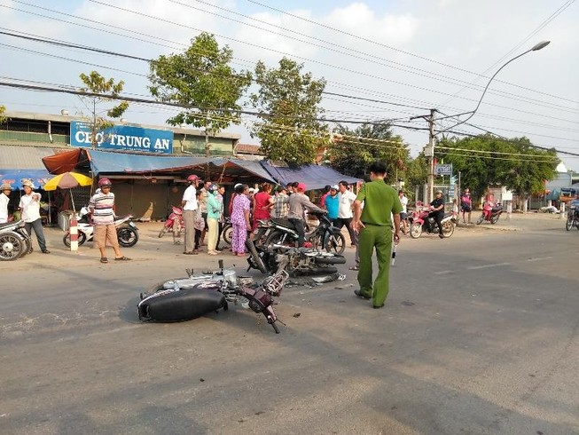 2 xe mô tô đối đầu, 1 nam thanh niên nguy kịch