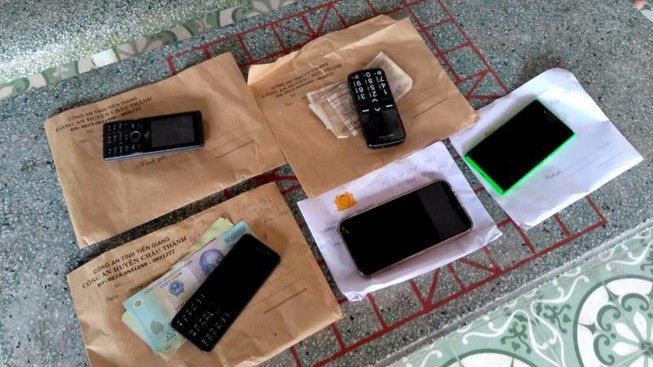 Phá ổ đá gà ăn tiền bắt 5 con bạc ở Châu Thành, Tiền Giang