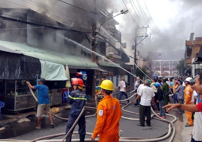Cháy lớn gần Trung tâm thương mại ở TP Sóc Trăng
