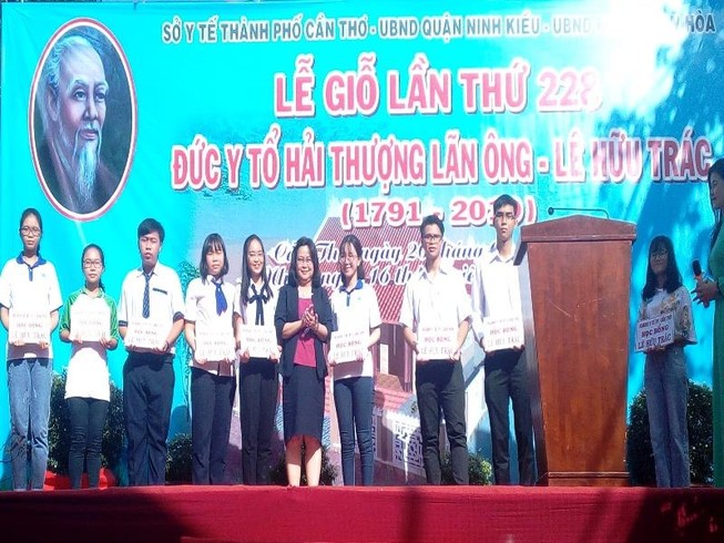 Trao 30 suất học bổng nhân lễ giỗ Hải Thượng Lãn Ông