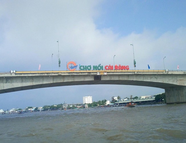 Chợ nổi Cái Răng được Tạp chí Du lịch Rough Guide (Anh quốc) bình chọn là một trong 10 chợ ấn tượng nhất thế giới, ảnh CẨM GIANG