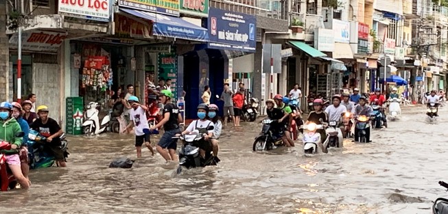 Người dân khổ sở vì triều cường dâng cao khiến các tuyến đường nội ô TP Vĩnh Long ngập sâu trong nước - ẢNH QUANG VĨNH