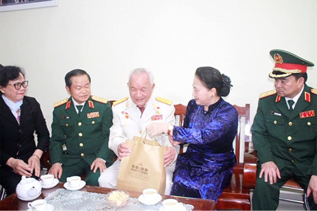 Chủ tịch Quốc hội thăm lão thành cách mạng tại quận Hải Châu, TP Đà Nẵng. Ảnh: VGP/MINH TRANG