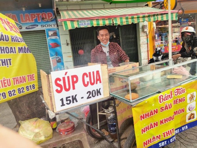 Xe bánh tiêu lạ miệng bán cả chục kí bột 1 ngày