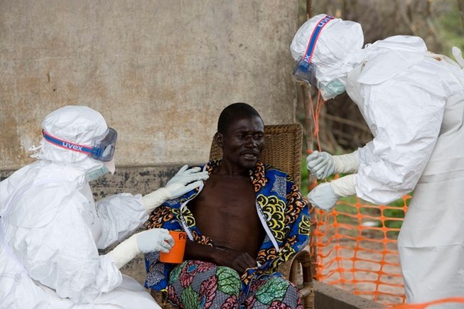 Bệnh nhân Ebola đua nhau 'thay máu' ở thị trường chợ đen