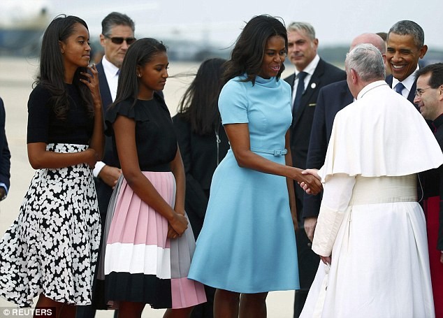 Phu nhân Obama diện váy đắt tiền đi gặp Đức giáo hoàng Francis