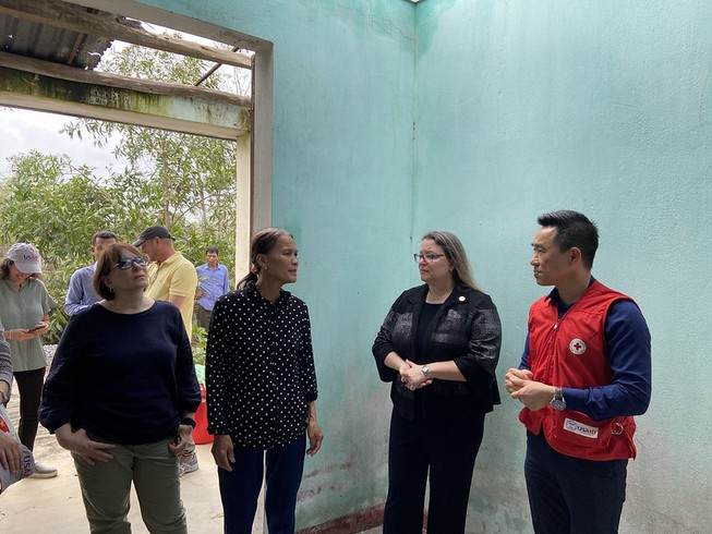 Tổng Lãnh sự Mỹ tại Thành phố Hồ Chí Minh Marie C. Damour (thứ hai từ phải) đến thăm người dân ở Quảng Nam. Ảnh: USAID/Vietnam