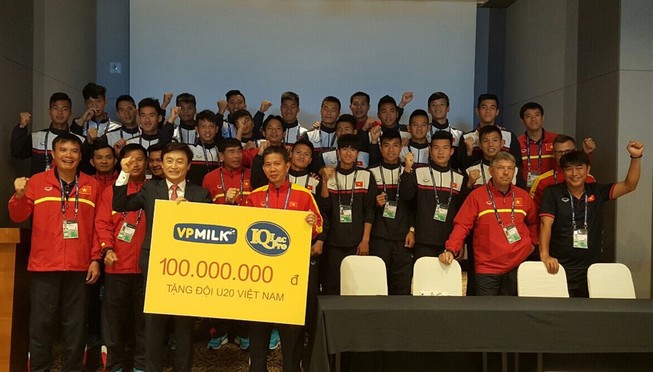 U-20 Việt Nam bất ngờ nhận quà đặc biệt