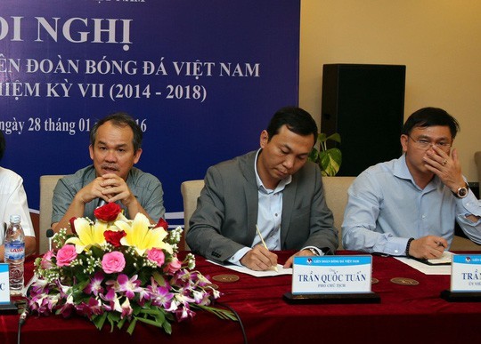 VFF sửa sai, bầu Tú nhún nhường sau ‘quả bom’ bầu Đức