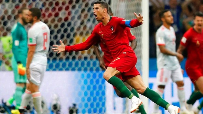 HLV Queiroz tuyển Iran sợ hãi ma thuật của Ronaldo