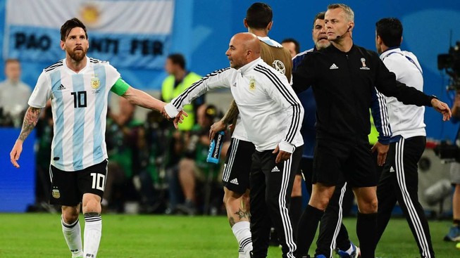 HLV Deschamps và Sampaoli đều sợ 'ông trời con' Messi