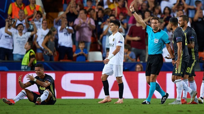 Thẻ đỏ của Ronaldo: Trọng tài bị 'ảo giác'