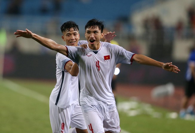 Loại một cầu thủ, đưa tuyển thủ Đoàn Văn Hậu xuống đội U-19
