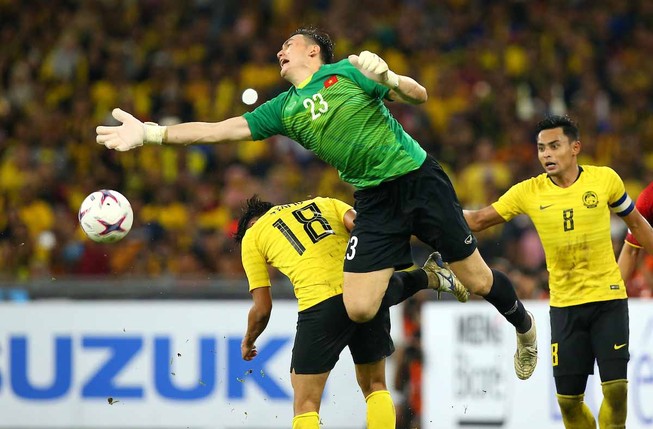 Thủ môn Văn Lâm: ‘Bố mẹ cầu nguyện, không dám xem tôi thi đấu’
