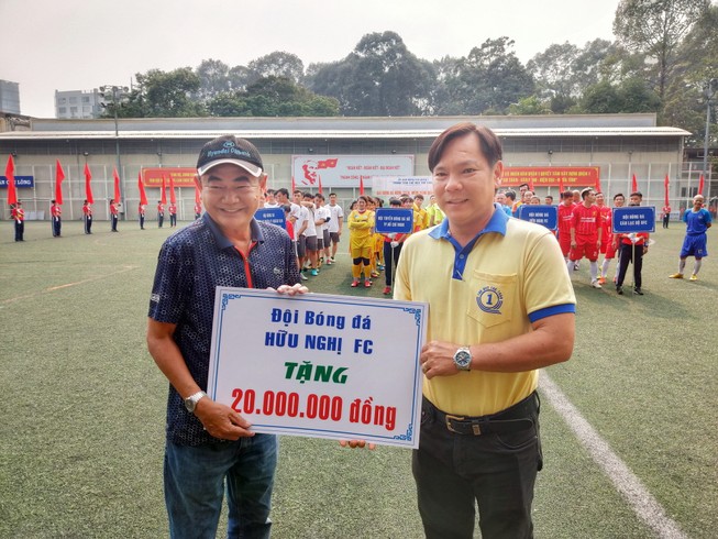 NSND Việt Anh chơi bóng từ thiện với các nhà vô địch SEA Games