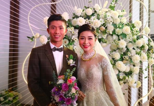 Clip: Phan Văn Đức làm 'bụng bầu' tặng vợ sau bàn thắng quý